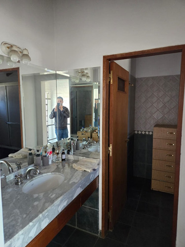 Venta Casa De 3 Dormitorios Con Patio, Barrio Jorge Cura Rosario