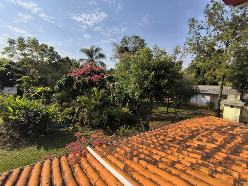 Casa Quinta Con 12 Departamentos En El Barrio Santa María: 19 Habitaciones Y 18 Baños