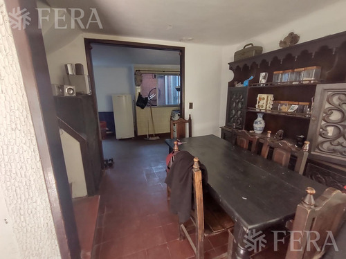 Venta De Casa De 3 Ambientes Con Jardín En Barrio Molinedo