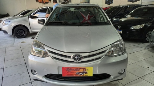 Imagem 2 de 12 de Toyota Etios