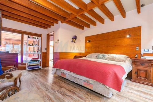 Casa En Venta De 7 Dorm. En Providencia
