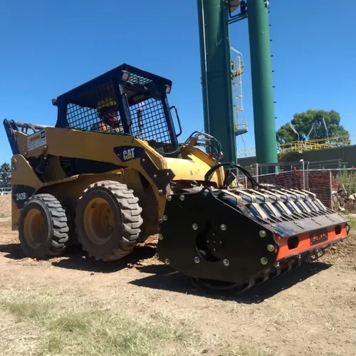 Implemento Vibrocompactador Dual Pecarí - Minicargadora