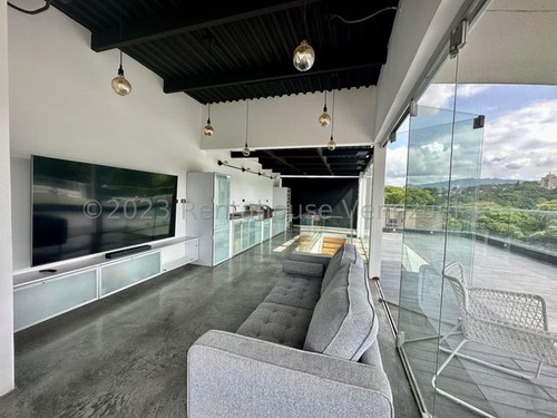 Lujoso Penthouse Ubicado En Los Naranjos De Las Mercedes. #24-15045