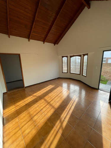 Imagen 2 de 9 de Venta Casa En Rawson Al 1000 - Lujan - Bs As