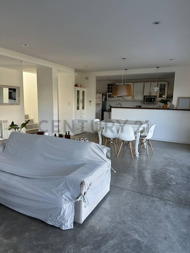 Casa En Venta En 473 Esquina 135, City Bell, De Tres Dormitorios
