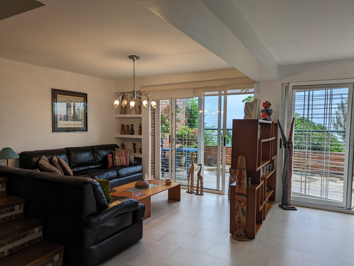 Townhouse Casa En Venta En Loma Linda. Posee Terraza Con Vista
