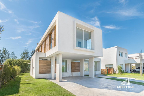 Imagen 3 de 29 de Amplia Casa De 3 Dormitorios En Venta - San Sebastian