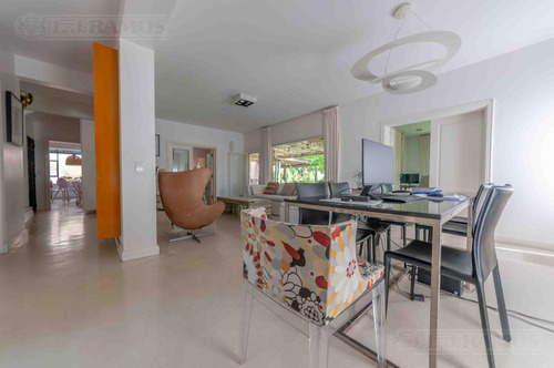 Casa Con 3 Dormitorios, Escritorio Y Playroom En Venta En Santa Barbara
