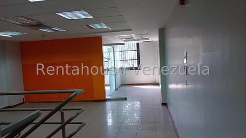 Baruta !! En Venta Espectacular Local Comercial A Pie De Calle, En Pleno Casco Colonial, Para Cualquier Negocio, 2 Niveles, 230 M2, 2 Baños, 9 Puestos Estac., Estratégicamente Ubicado !!