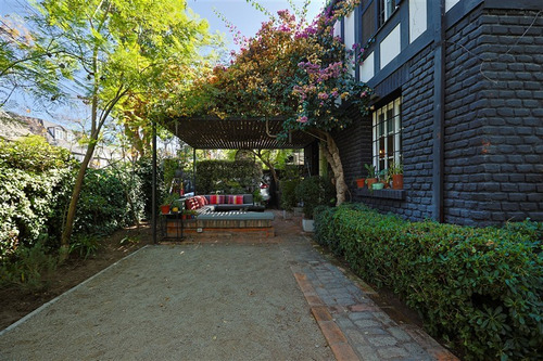Casa En Venta De 3 Dormitorios Mas Servicio En Las Condes