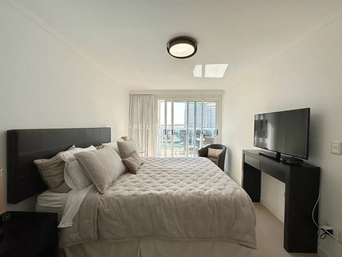 Apartamento En Venta De 2 Dormitorios En Casino Tower, Punta Del Este.