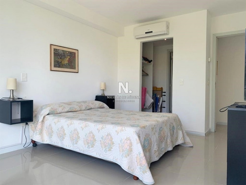 Moderno Apartamento De Dos Dormitorios En Venta - Punta Del Este-ref:4084