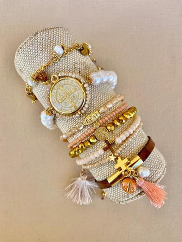 Imagen 1 de 1 de Set 4 Pulseras Medallas San Benito Beige