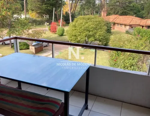 Vende Comodo Apartamento De 3 Dormitorios En Cantegril, Punta Del Este, Con Excelente Vista.