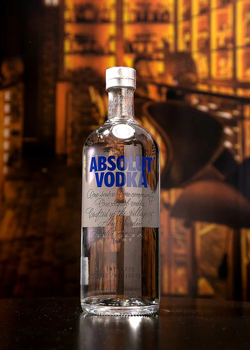 Kit Whisky Red Label 1 Litro + Vodka Absolut 1 Litro