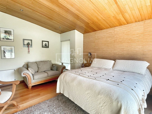 Casa En Venta De 5 Dorm. 4 Baños Mas Serv. En Piedra Roja