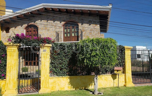 Casa En Renta, Estilo Colonial, 4 Recámaras, Jardín, San Pedro Cholula, Puebla