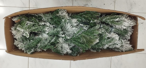 Árvore De Natal Luxo Nevada C/pinhas Cerejas 712 Galhos 1,8m Cor Verde com Neve