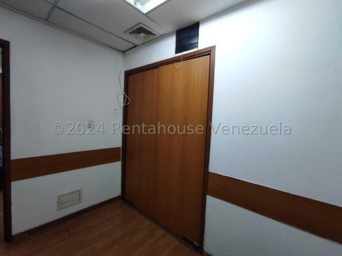 Consultorio En Alquiler Zona Este Barquisimeto, Cuatro Cubículo, 2 Baños, Aire Integral. Mls 24-17099 Dh