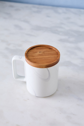 Jarro Mug De Ceramica Blanca Tapa De Acacia 8.5 X 10 Cm