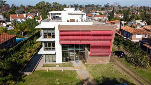 Edificio Corporativo De Características Únicas En Carrasco Sur!!!