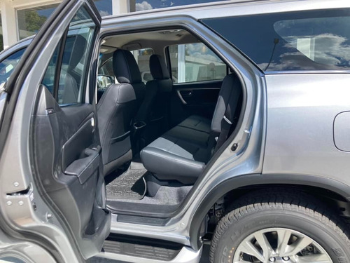 Imagen 13 de 17 de Toyota Sw4 2.8 Tdi 6 A/t 7 Asientos Srx 4x4 0km My2023