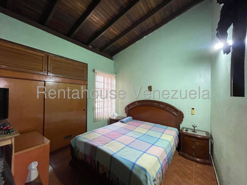 Jip 25-16988. Rent-a-house Vende Hermoso Townhouse De 261 Mts2, 5 Hab, 4 Baños, El Urbanismo Cuenta Con Cancha, Parque Infantil Conectado A Pozo Y Mucho Mas. En Urb. Araguama Country, Maracay.