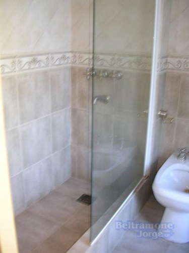 Hermoso Chalet De 2/3 Dormitorios Con Jardín, Quincho Y Piscina. Oportunidad