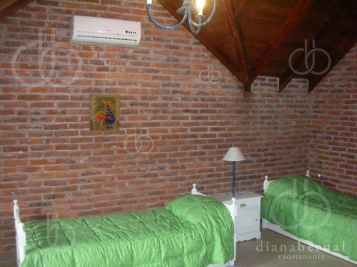 Punta Del Este, Paradas Mansa, Casa De 4 Dormitorios Y Servicio, Con Piscina.- Ref: 41208