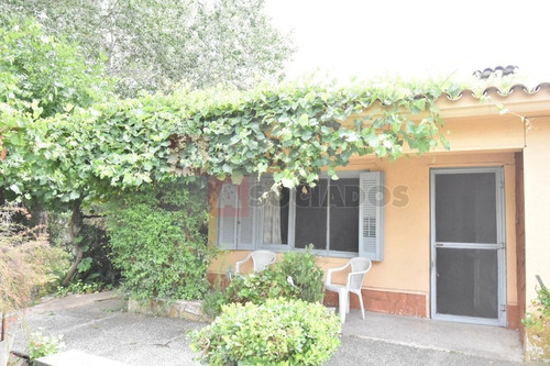 Casa De 3 Dormitorios En Villa Colon