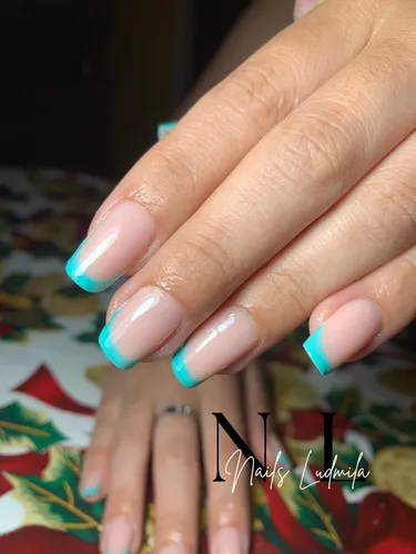 Realizó Uñas Acrílicas