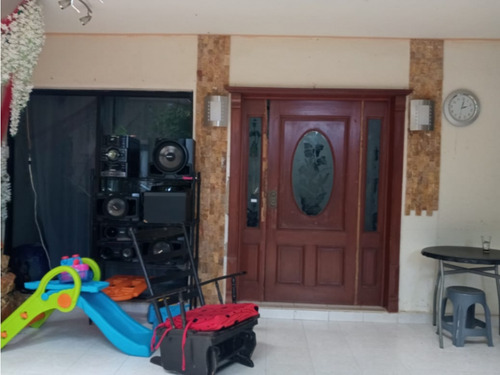 Casa En Venta En El Centro, De 6 Recamaras, Locales Y Piscina