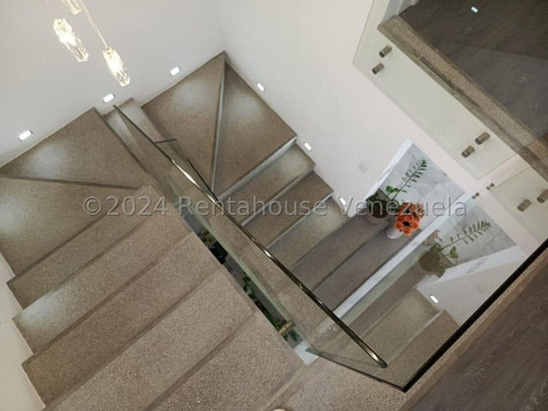 341m2 Terreno Y 341m2 Construcción En Santa Paula Casa Moderna Recién Remodelada, Mls#25-4489