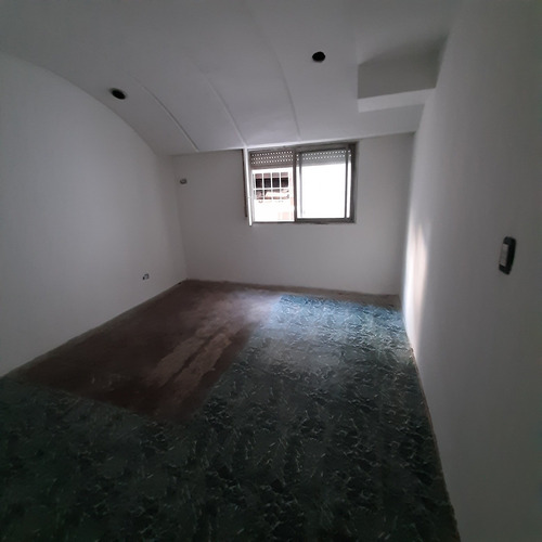 Imagen 8 de 14 de Casa 6 Ambientes Con Cochera . A Reformar . Oportunidad .