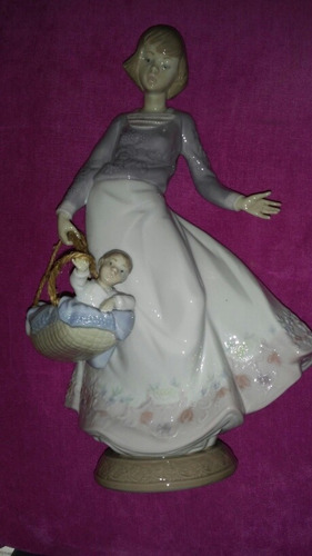 Figura De Porcelana Lladro Usada. Niña Con Bambineto. 