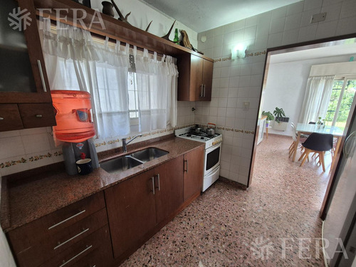 Venta Casa 4 Ambientes Con Cochera Y Jardín En Ezpeleta