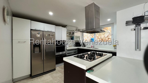 Ss: Vende Casa 25-19479 En Lomas De Prados Del Este De 210 M2, 4h/5b/3pe