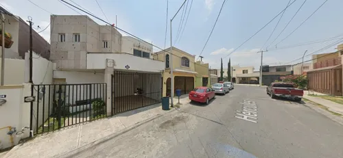 Casa De Dos Niveles Con Cochera Techada