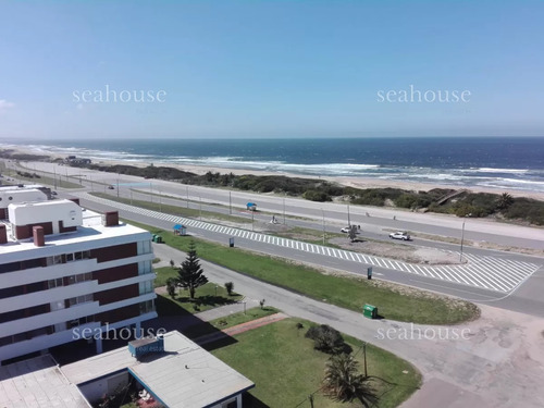 Piso Alto Frente Al Mar Con Parrilla Propia.