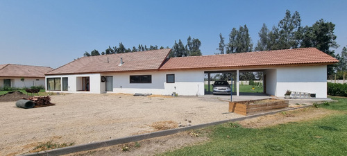 Casa En Condominio Nueva / 4 D 3 B 240 M2.
