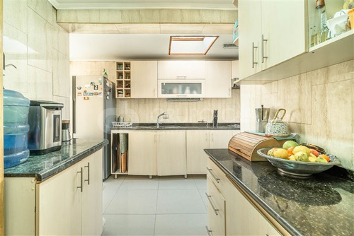 Casa En Venta De 5 Dorm. En Macul