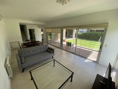 Casa De 3 Dormitorios En Venta Con Parrillero -aldea Fisherton