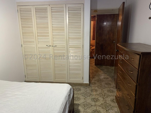 Interesante Apartamento De Un Área Total De 248,28, Distribuidos En Tres Ambientes, Áreas Sociales Y Habitaciones De 101,83 Y 146,45 De Terraza Y Jardín. Esta En Chacao