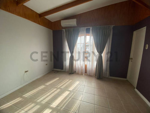 ¡amplia Casa En Arriendo 6d + 3b + Jardín + Quincho En ...