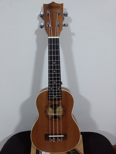 Ukulele Soprano Electroacústico  C/ Funda +uña 