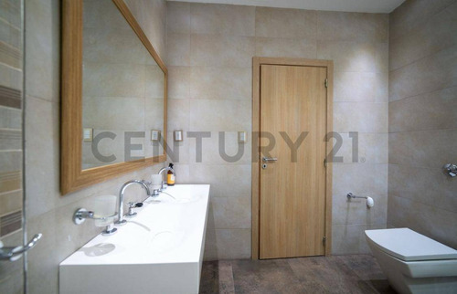 Venta Ph 3 Ambientes Con Patio Y Cochera/local En Zona Residencial De Lomas De Zamora.