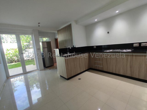 Townhouse En Venta Maracay La Cooperativa Resd Villas Baltico 23-4820