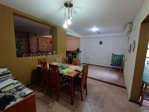 Rz Vende ¡la Casa Tipo Th De Tus Sueños Te Espera! Contáctanos Para Programar Una Visita Y Descubrir Todos Los Encantos De Esta Maravillosa Propiedad. ¡no Te Arrepentirás! 25-8277 Jun30