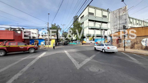Amplia Casa Esquina En Venta Con Uso Comercial.