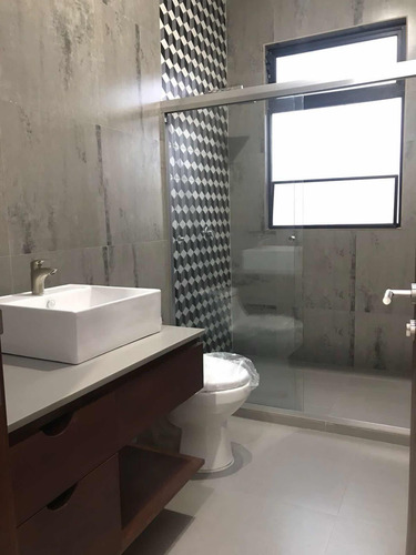 Casa De 3 Recámaras 3 Baños Completos Y Un Medio Baño